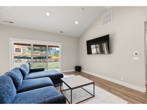 Tiny photo for 630 S 10th St, Creswell, OR 97426 (MLS # 255723580)