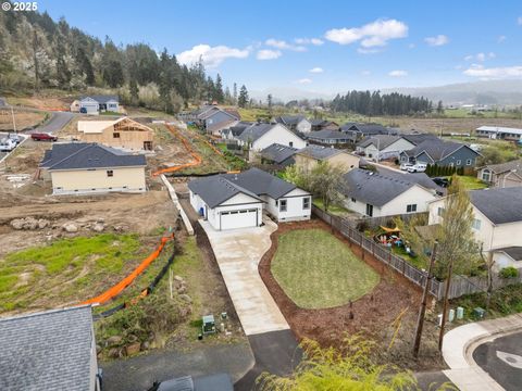 Photo of 630 S 10th St, Creswell, OR 97426 (MLS # 255723580)