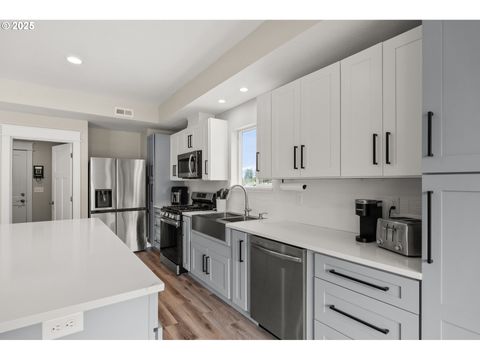 Tiny photo for 630 S 10th St, Creswell, OR 97426 (MLS # 255723580)