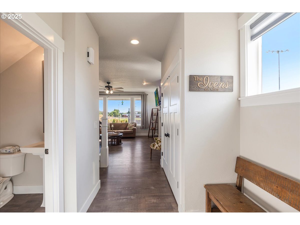 212 W TAYLOR CT