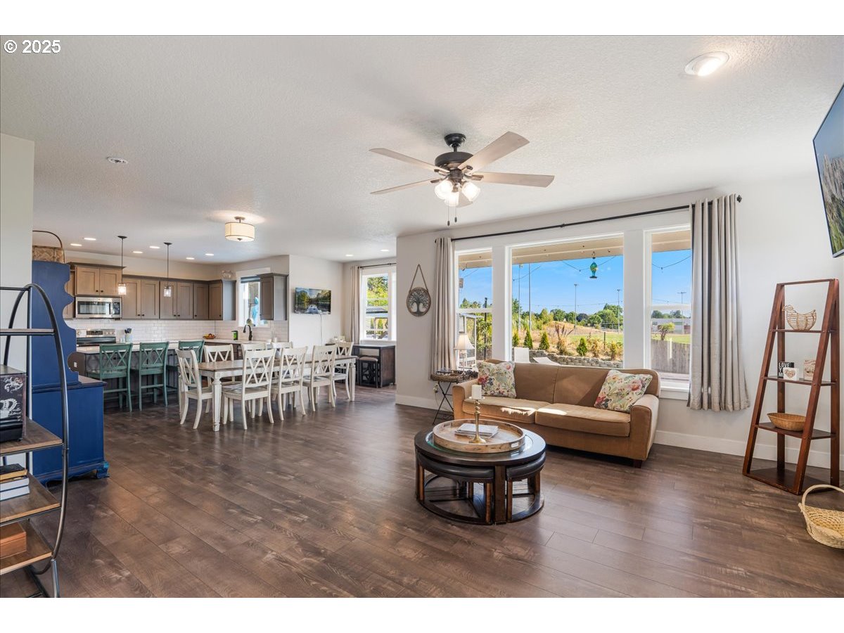 212 W TAYLOR CT