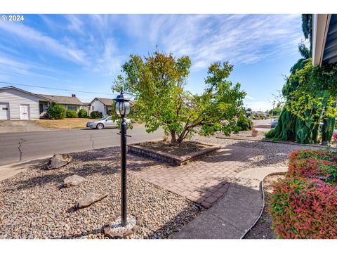 A home in Woodburn