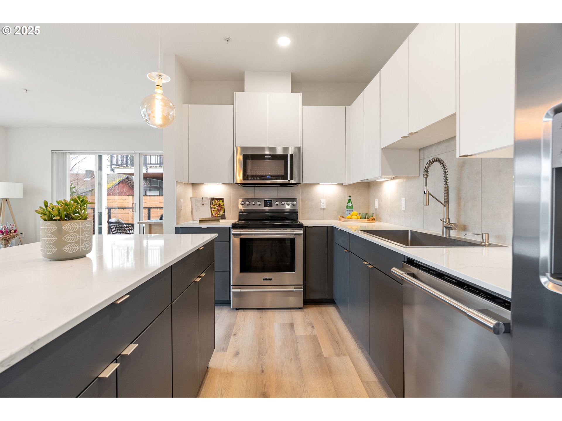 425 NE BRYANT ST 103