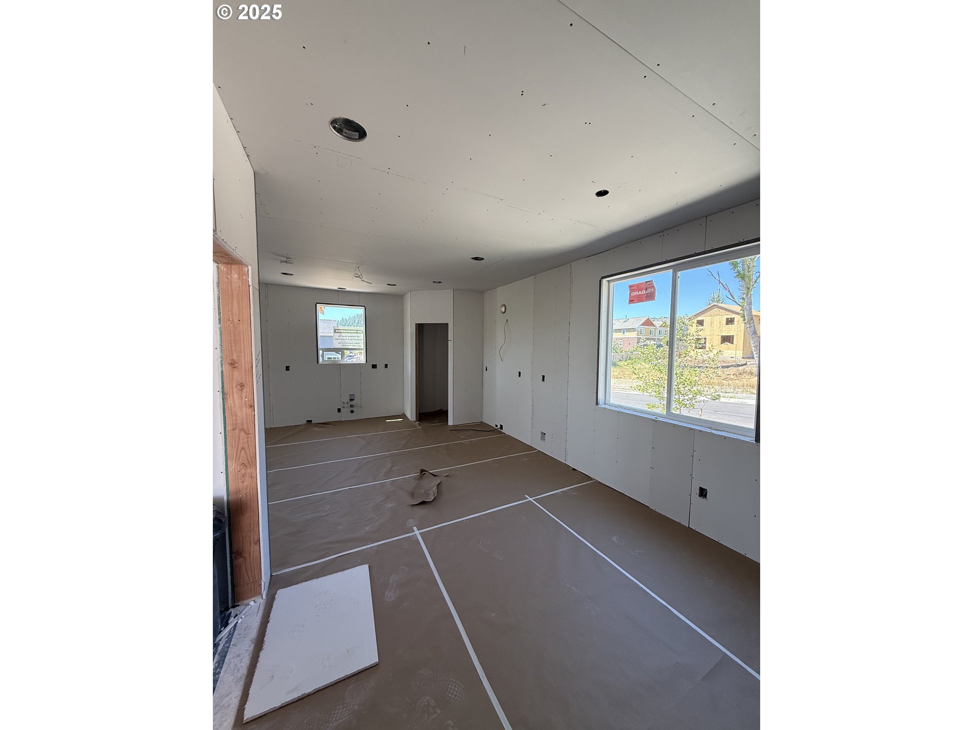 85 NW Mawrcrest AVE