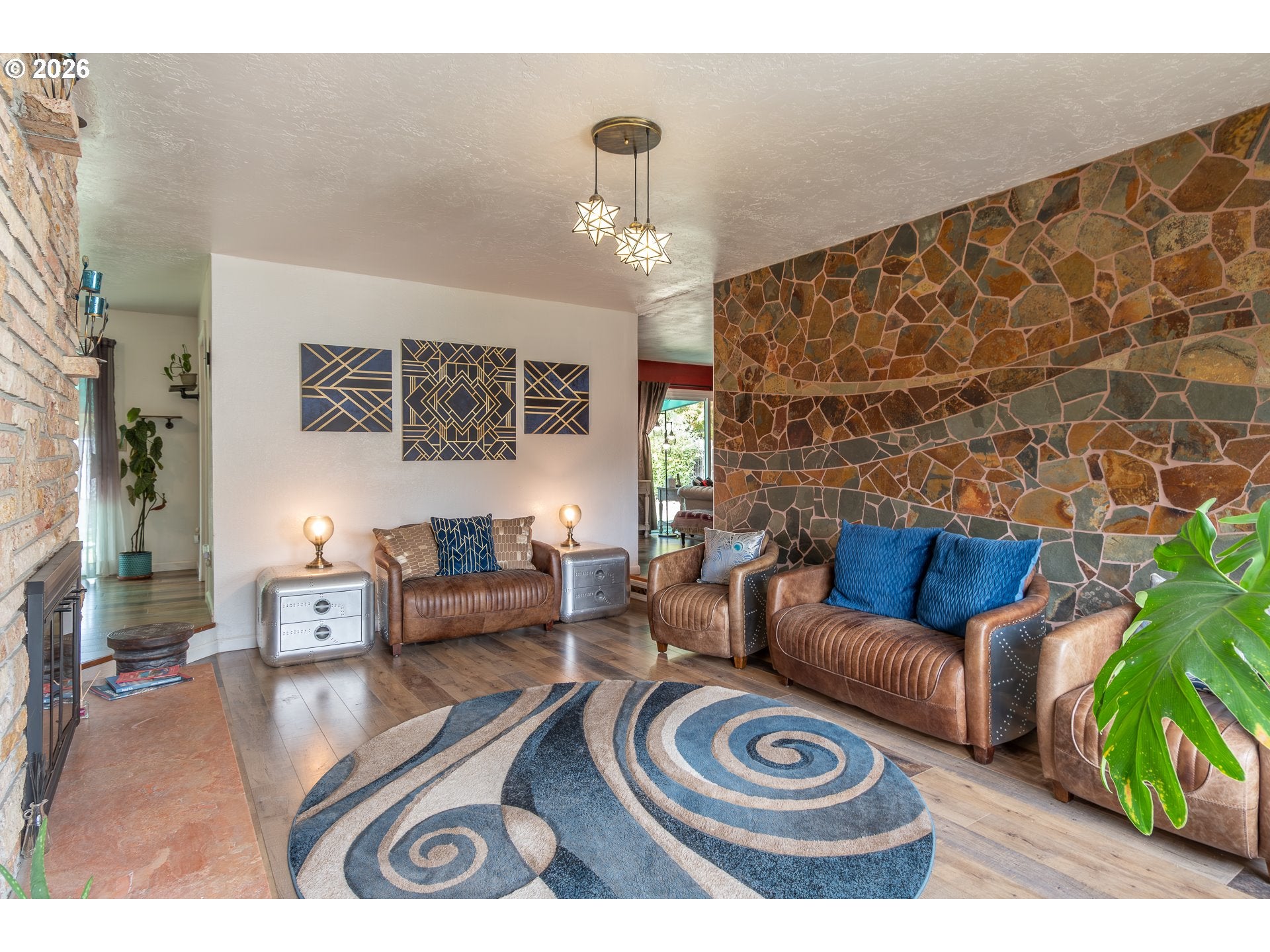 1676 NW APACHE DR