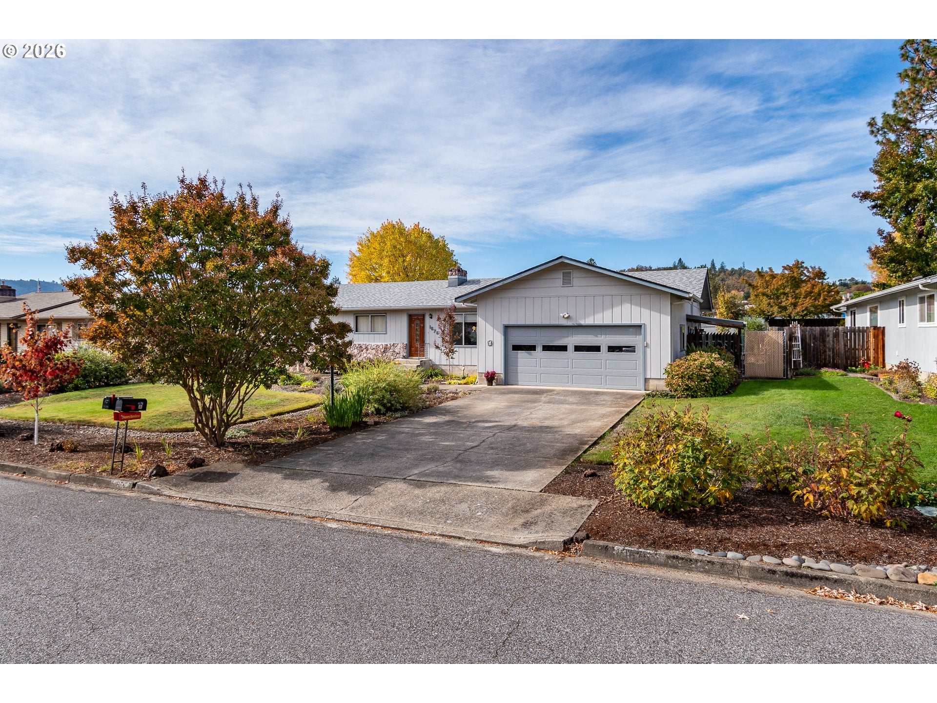 1676 NW APACHE DR