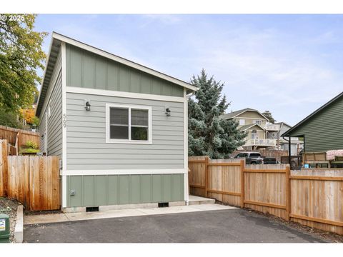 569 N 3RD ST Kalama WA 98625