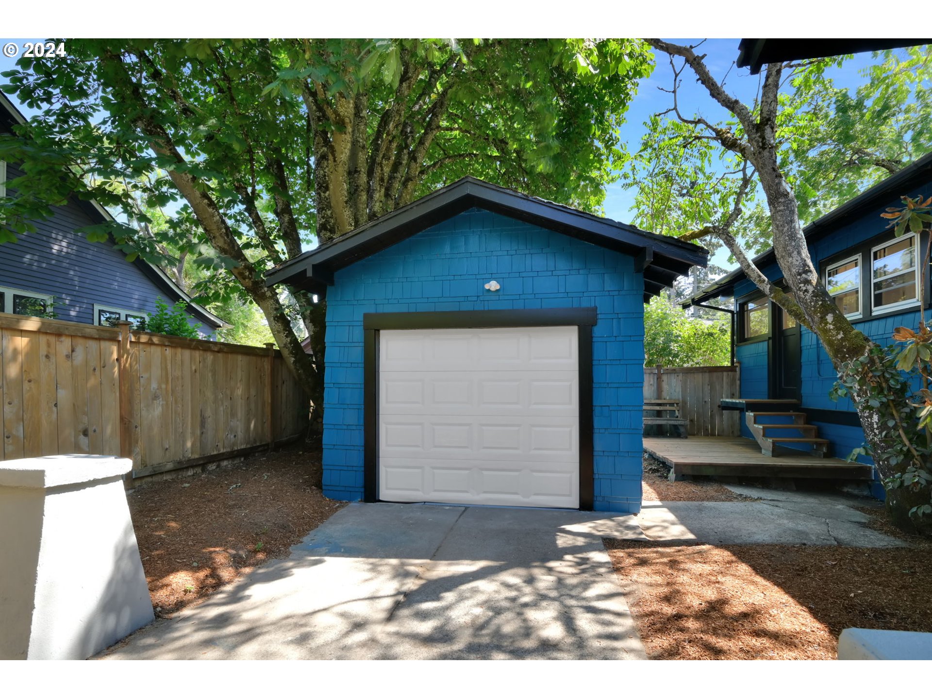 894 W 11TH AVE