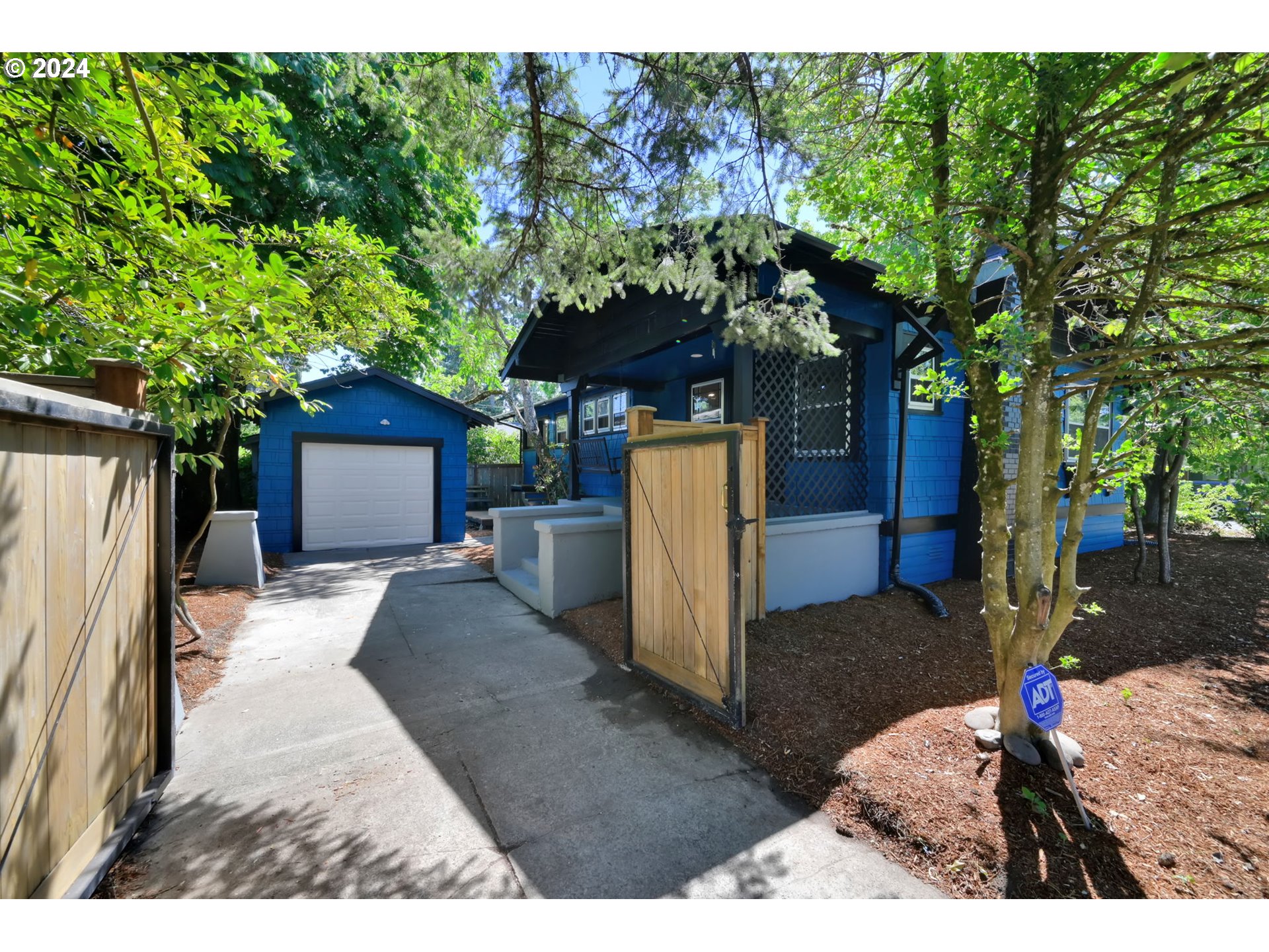 894 W 11TH AVE