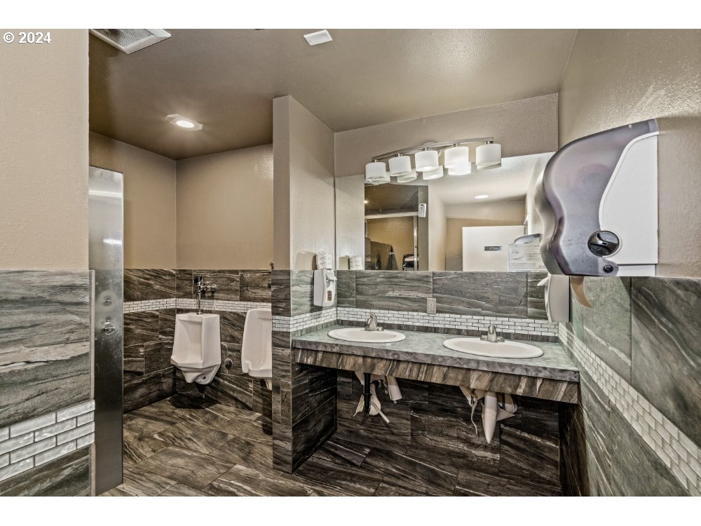 Garibaldi, Oregon 97118, United States, ,Commercial,Active,55061