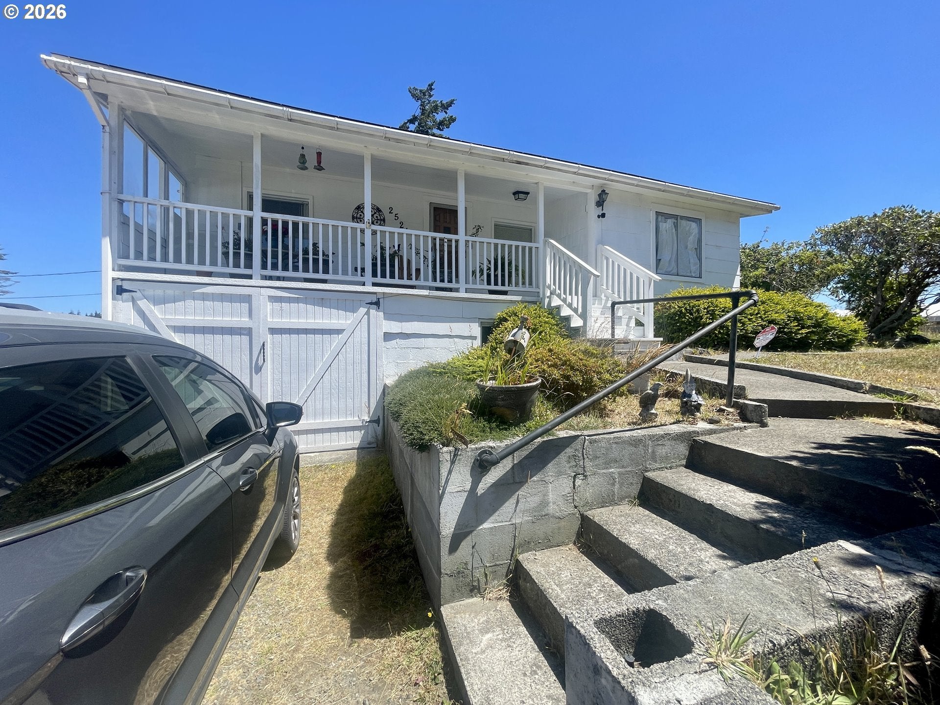 2519 Everett AVE