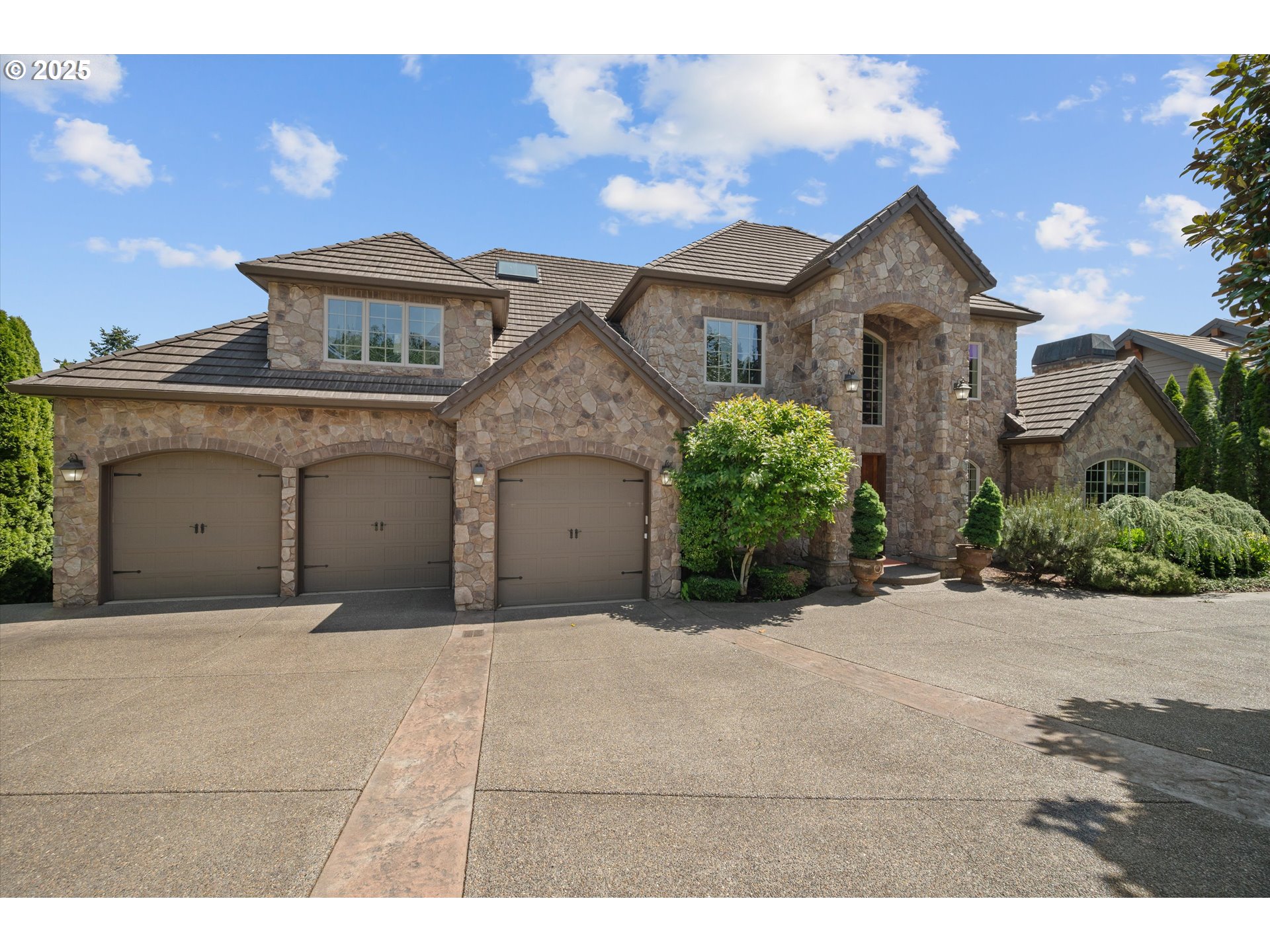 2650 LORINDA LN