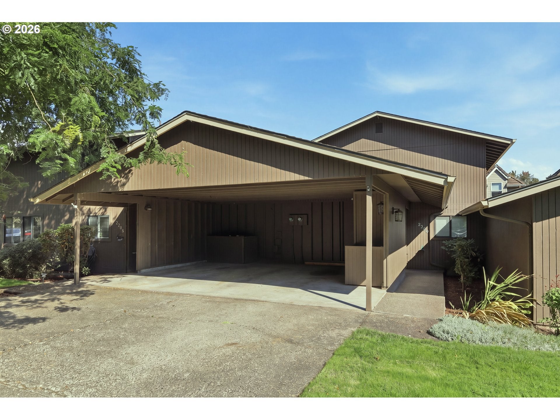 2204 RIDGEWAY DR