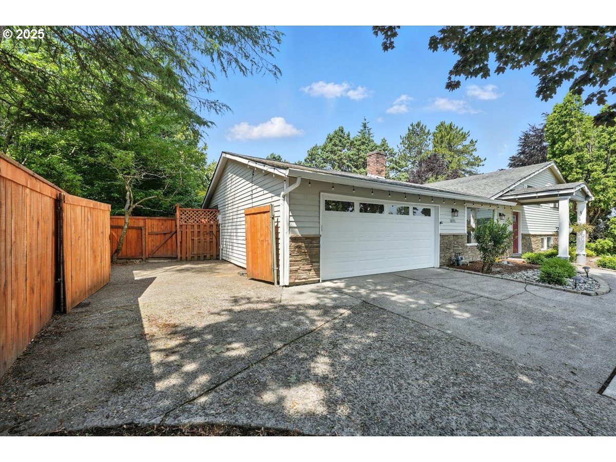 1371 NE BARNES CT