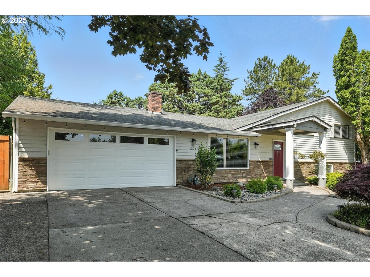 1371 NE BARNES CT
