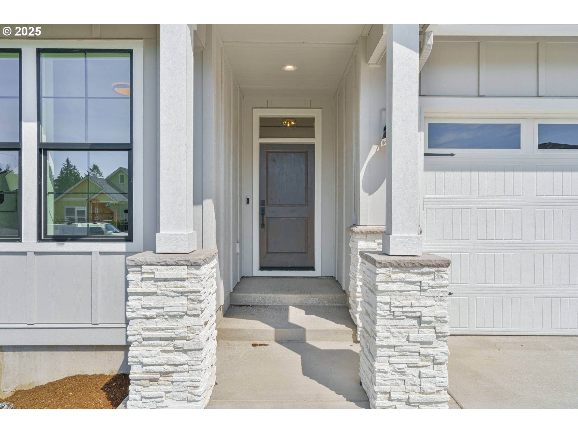 137 W 20TH WAY