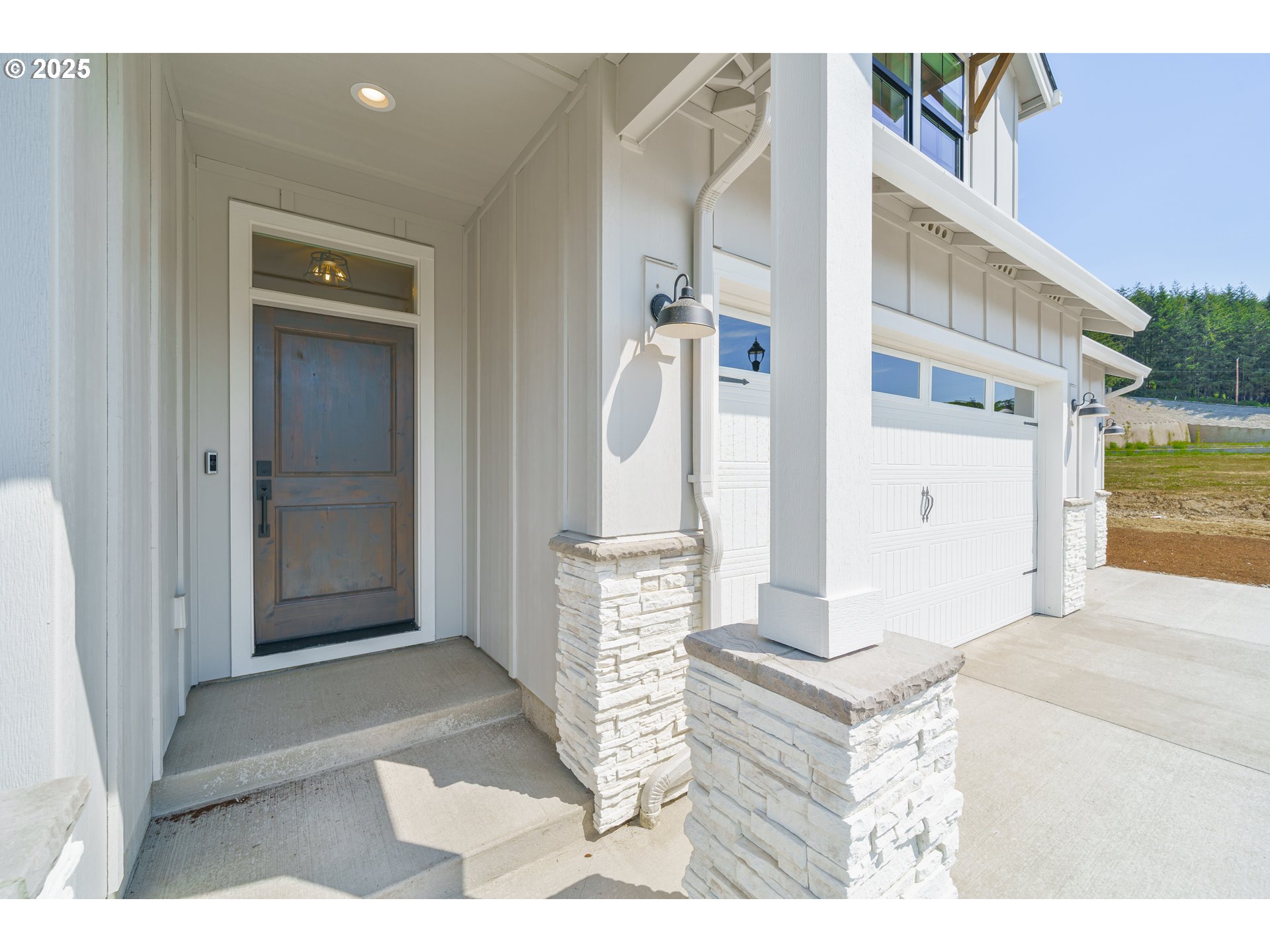 137 W 20TH WAY