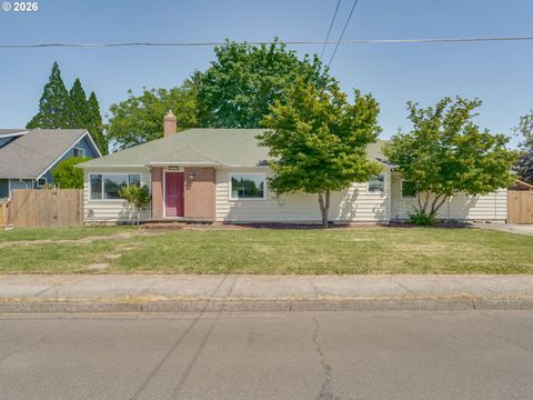 Photo of 1622 SE Davis St, McMinnville, OR 97128 (MLS # 206891889)