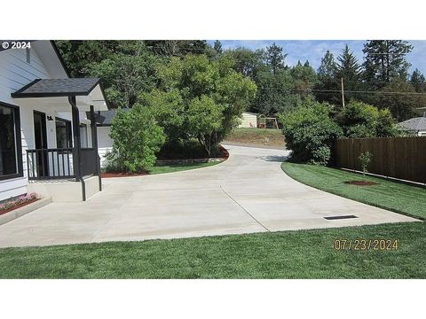 A home in Canyonville