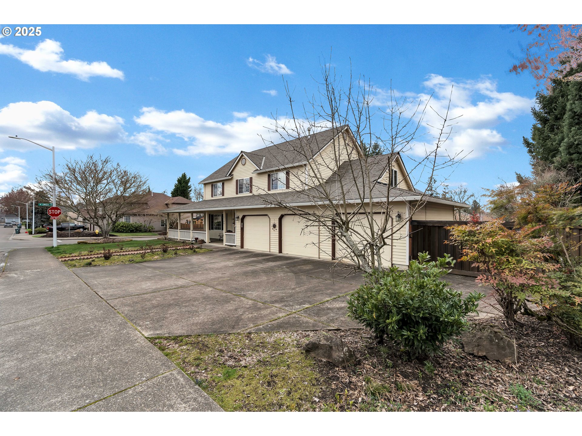 2795 NE LORIE DR