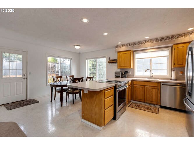 Dallas, Oregon 97338, United States, 3 Bedrooms Bedrooms, ,2 BathroomsBathrooms,Residential,Active,220783