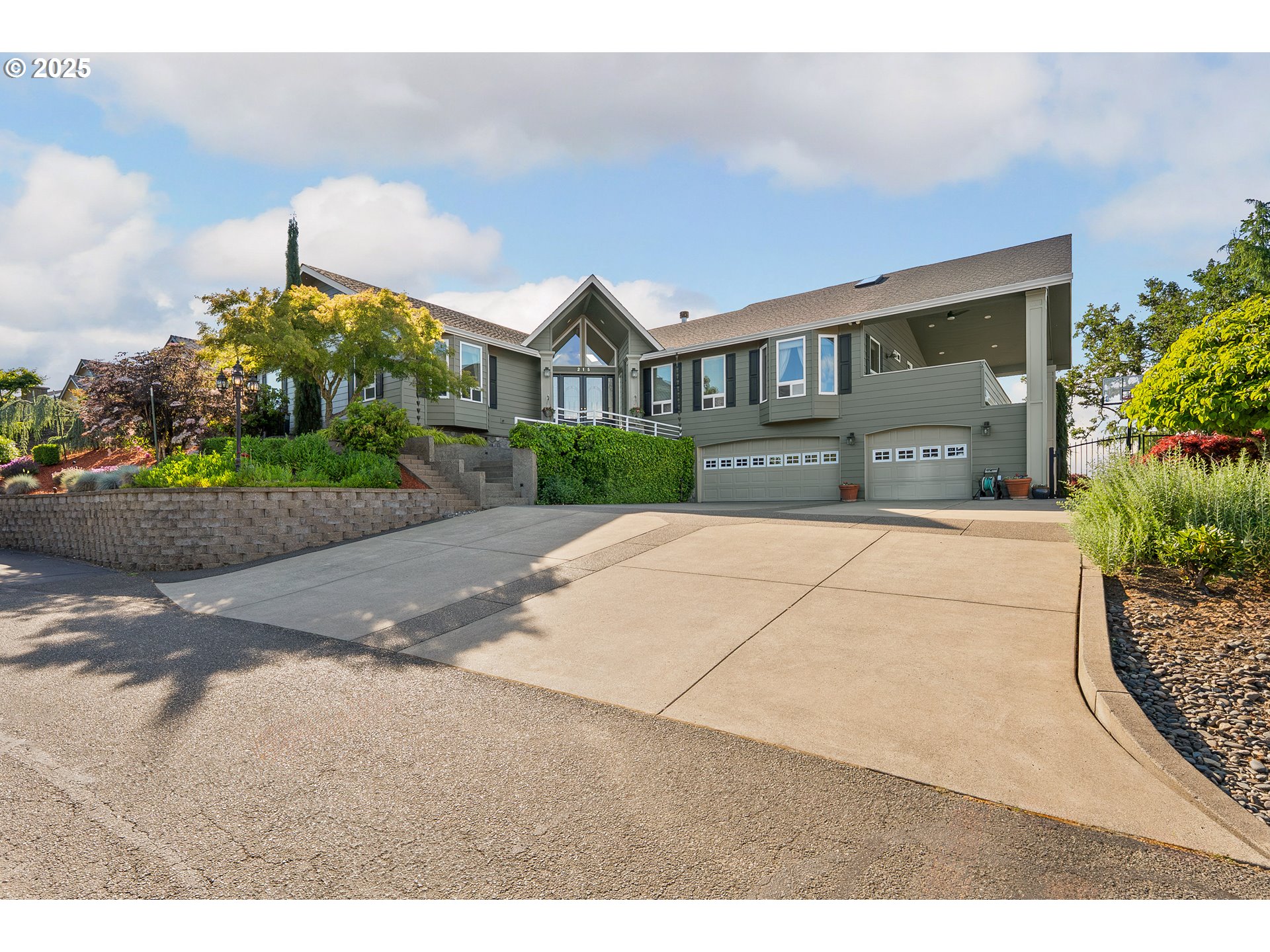 215 RIDGECREST DR