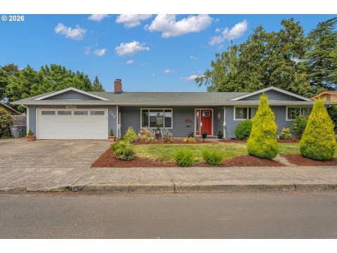 Photo of 225 NW 19th St, McMinnville, OR 97128 (MLS # 325599430)