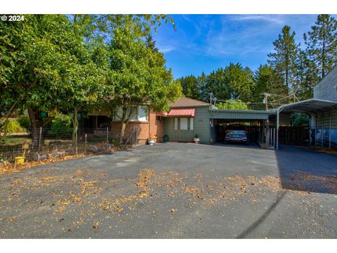 A home in Canyonville