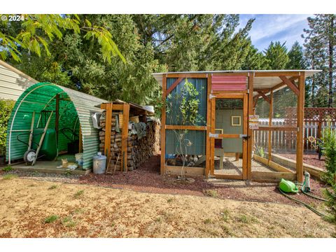 A home in Canyonville