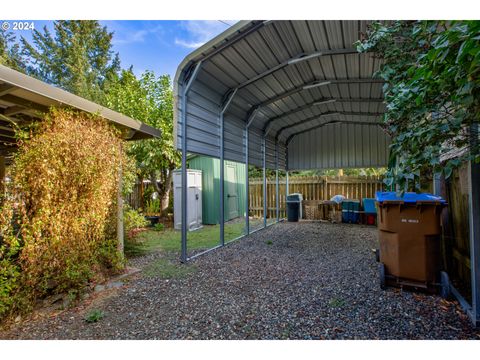 A home in Canyonville