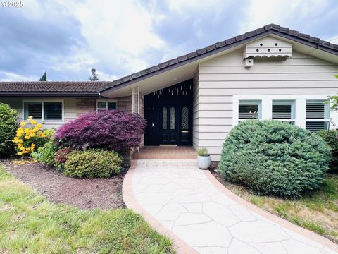 414 W Elizabeth St, Roseburg, OR 97471 - MLS#: 233032720
