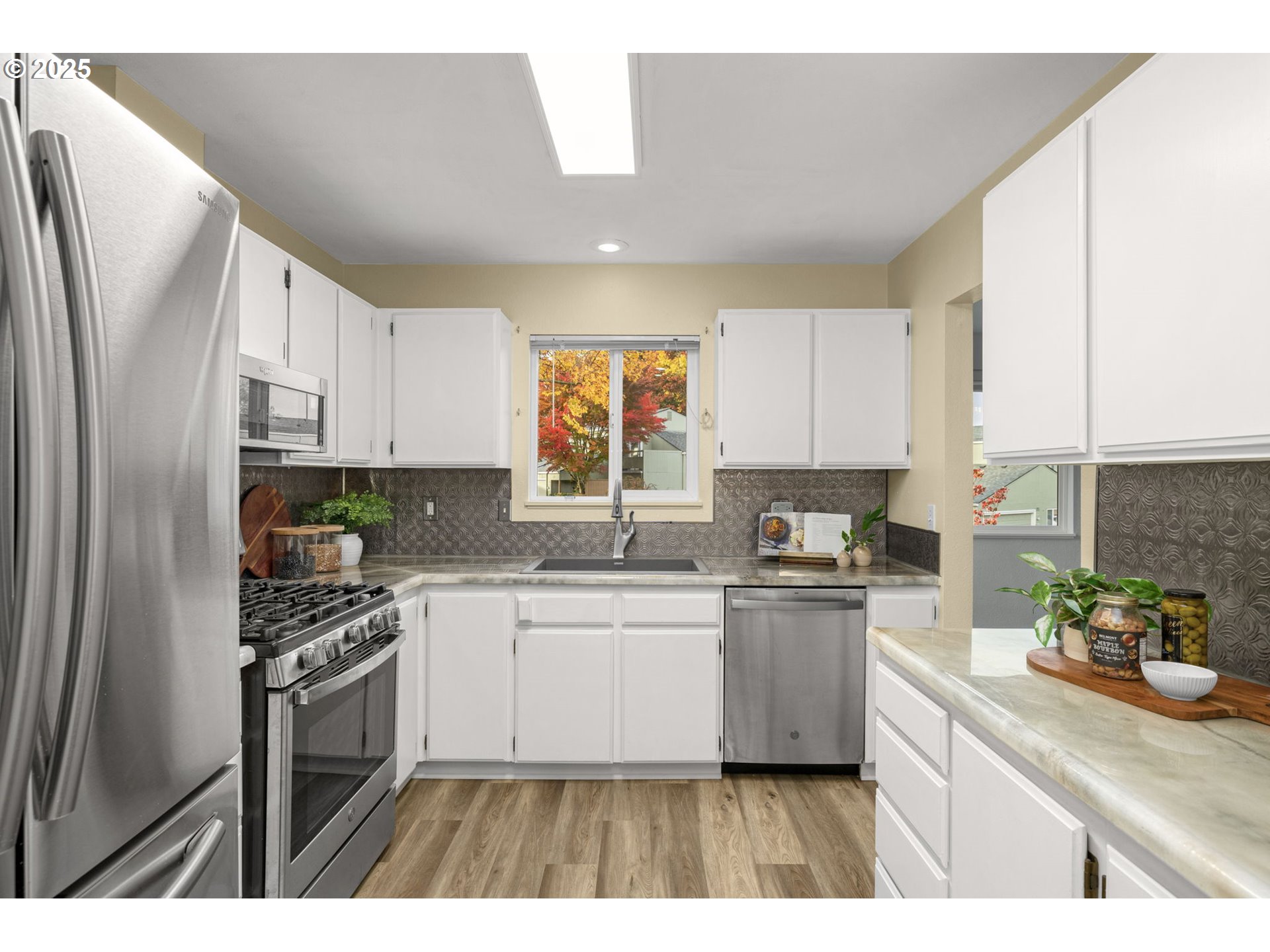 1696 NW ROLLING HILL DR