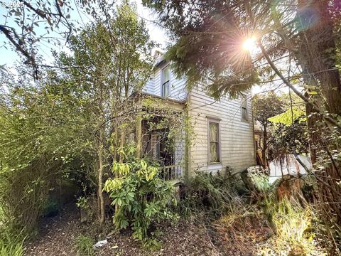 1231 CENTRAL AVE Coos Bay OR 97420