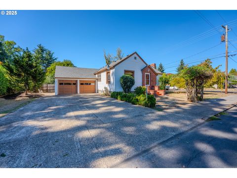 Photo of 935 NW Birch St, McMinnville, OR 97128 (MLS # 695132075)