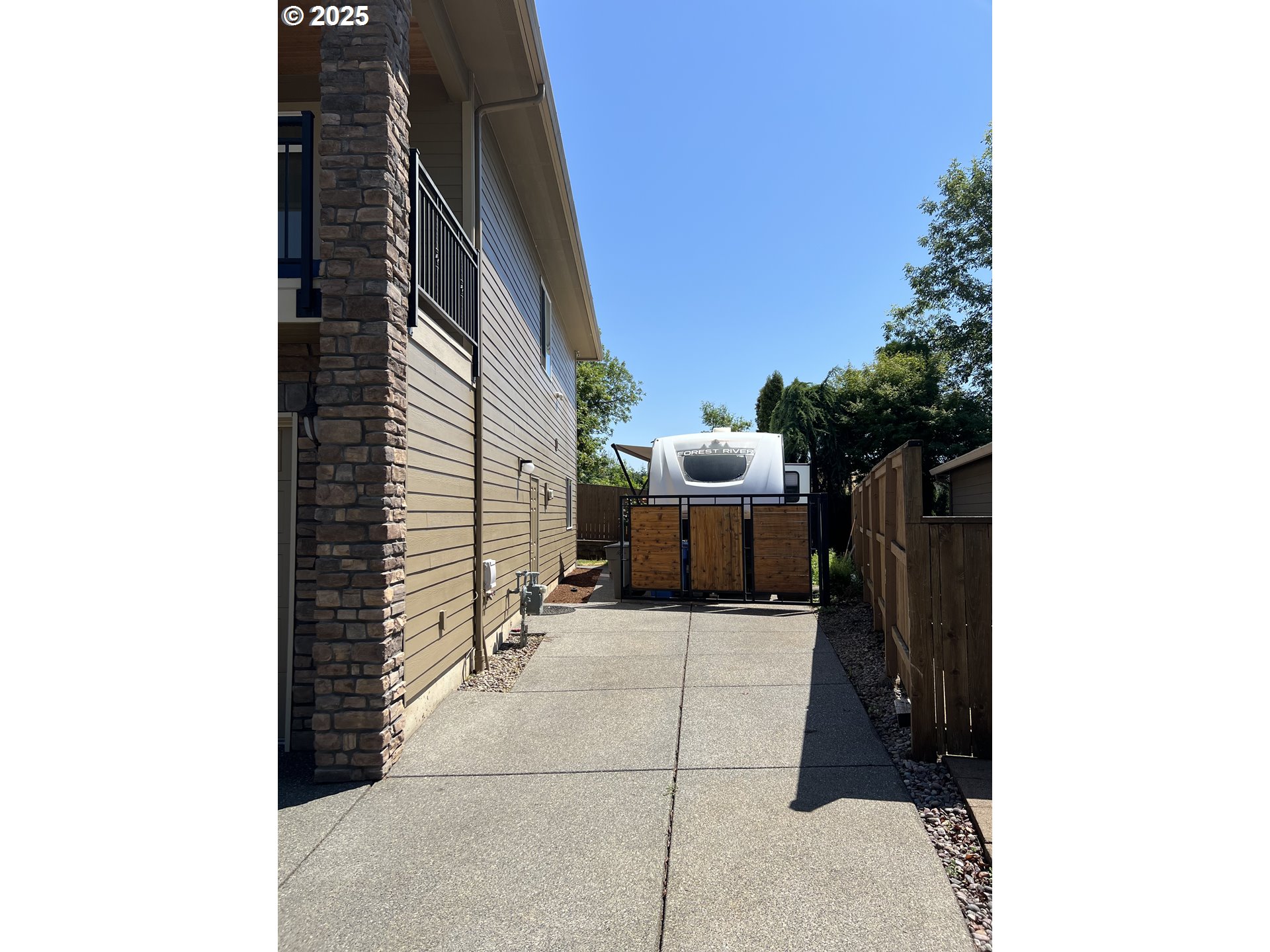 1323 SE COLUMBIA CREST CT