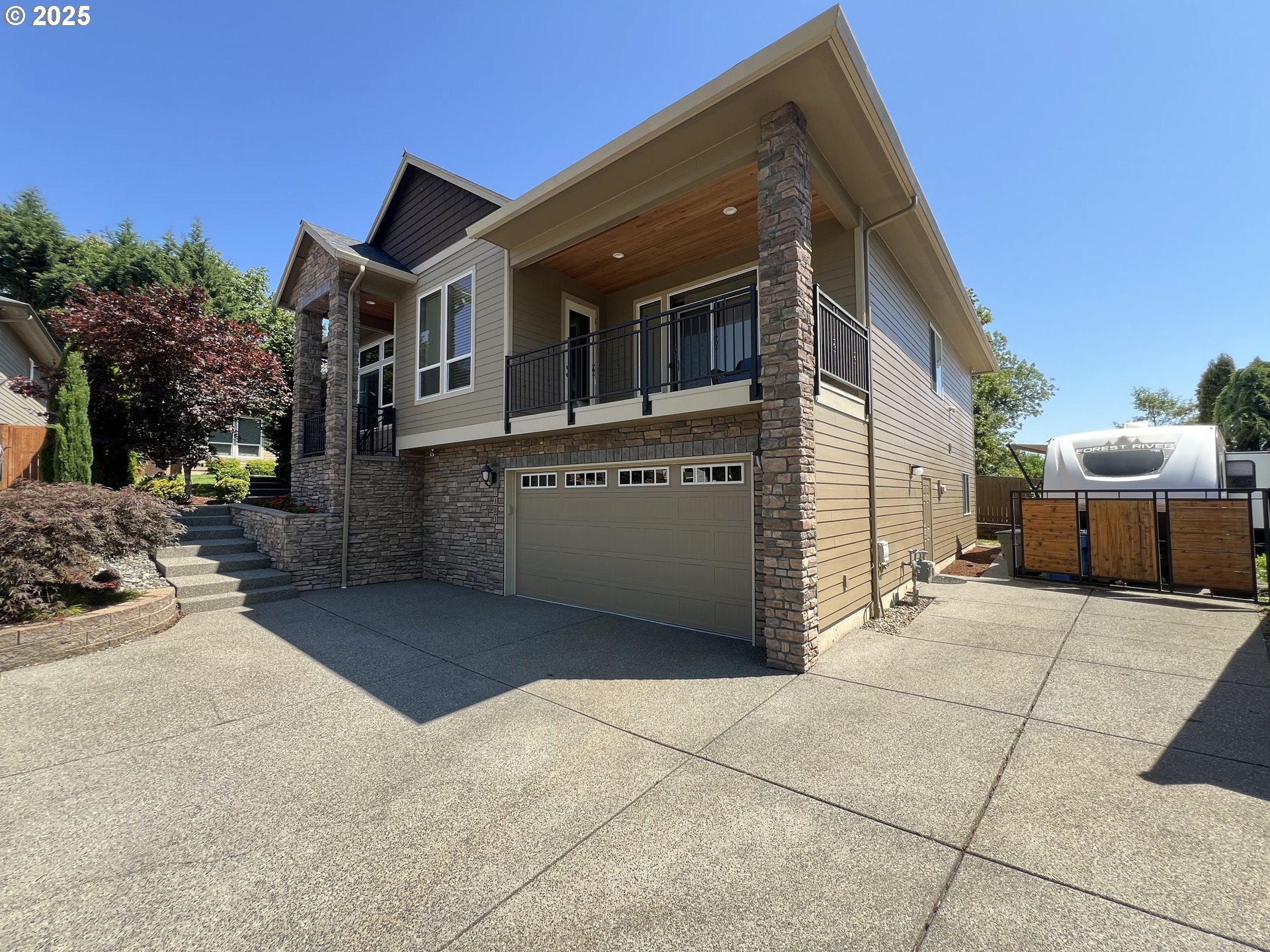 1323 SE COLUMBIA CREST CT