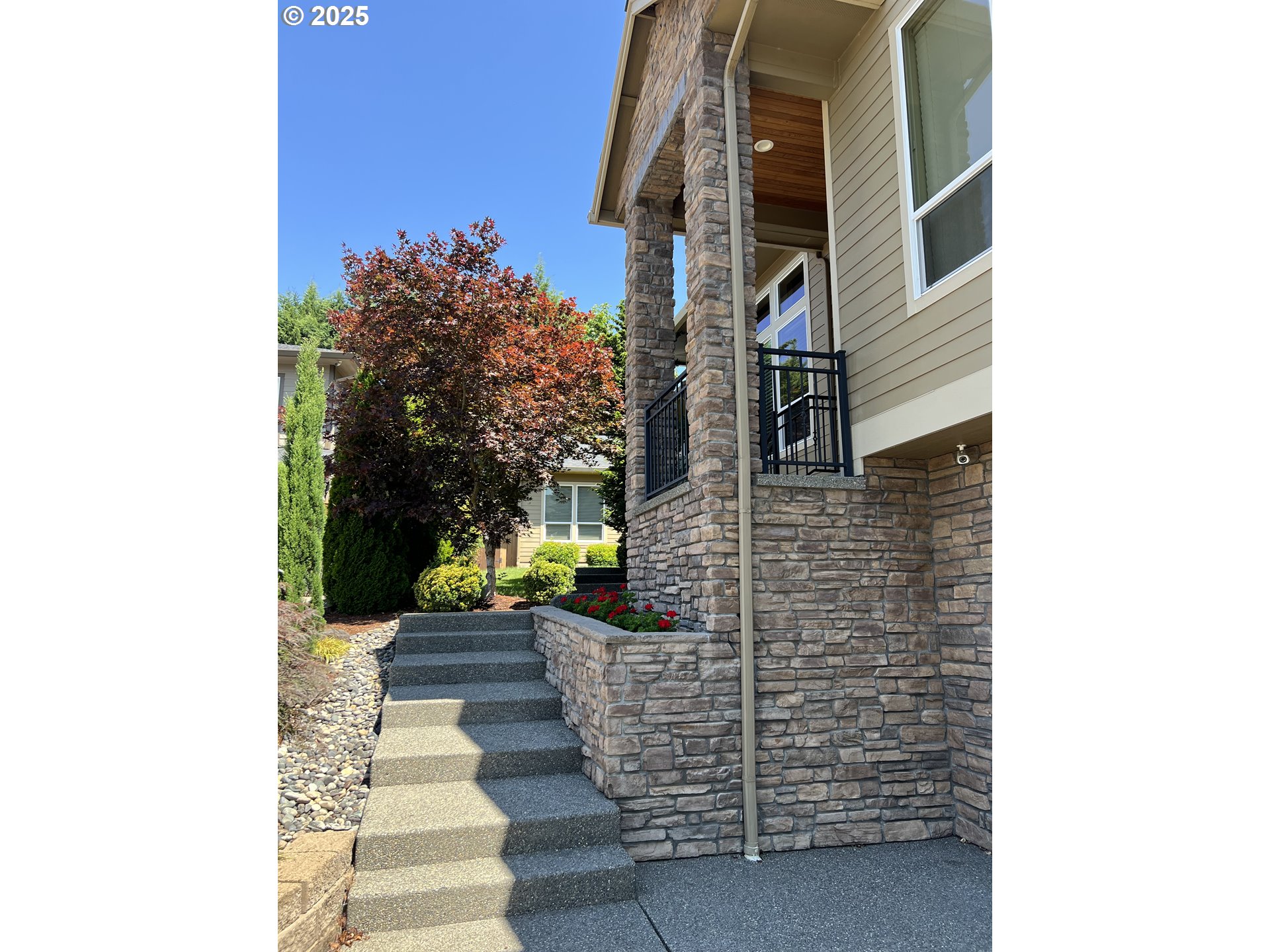 1323 SE COLUMBIA CREST CT