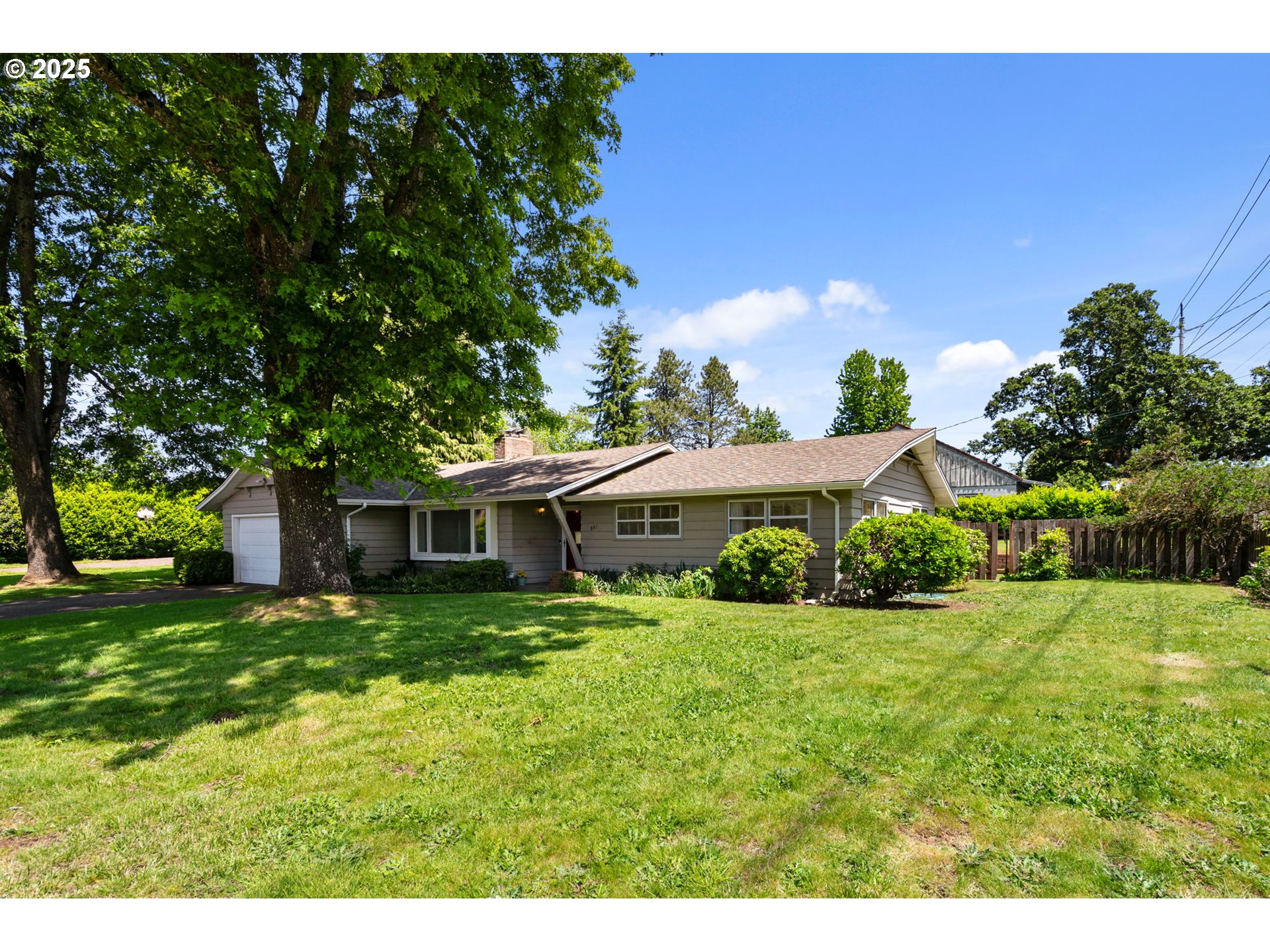 881 LINN AVE