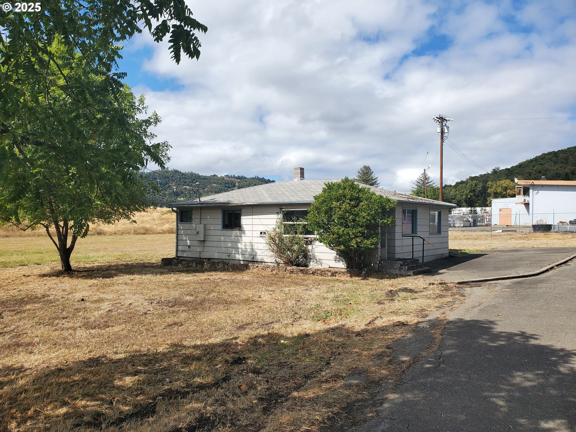 132 NE SAWYERS LN