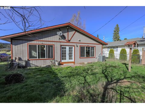 Photo of 47696 Beaver St, Oakridge, OR 97463 (MLS # 796739927)