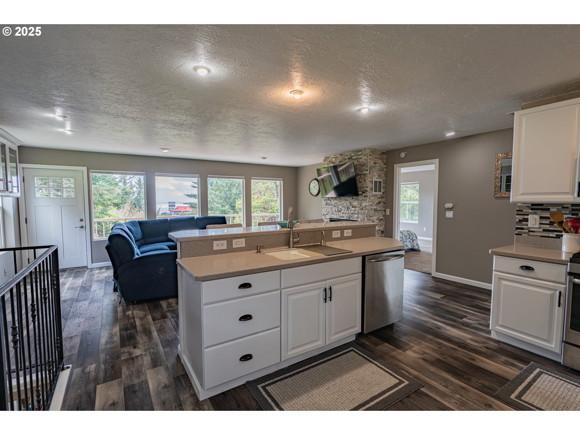 Newport, Oregon 97365, United States, 4 Bedrooms Bedrooms, ,3 BathroomsBathrooms,Residential,Pending,119615