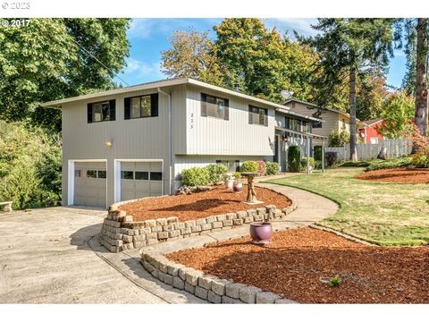 835 E 4TH ST La Center WA 98629