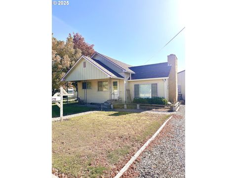 702 LAKE AVE La Grande OR 97850