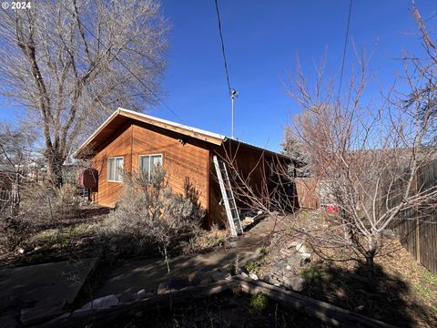 A home in John Day