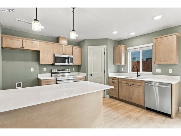 978 NE 10TH PL