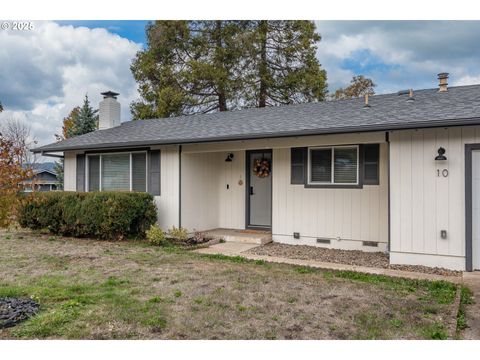 10 CARMEL CT Roseburg OR 97471