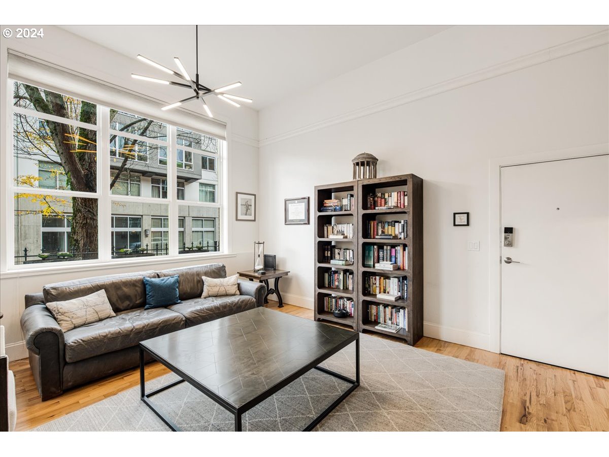 1009 NW HOYT ST NW 106