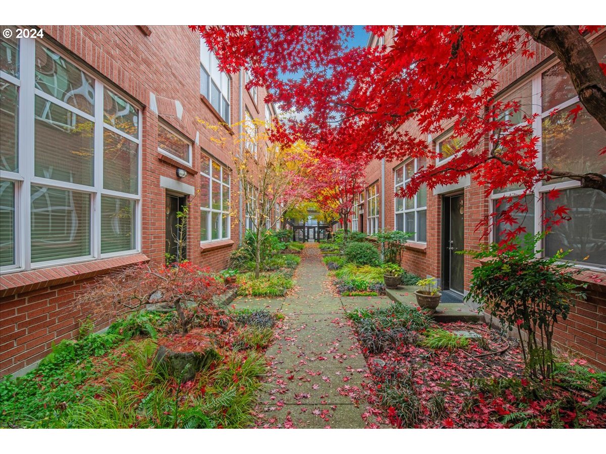 1009 NW HOYT ST NW 106
