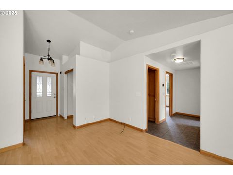 Tiny photo for 589 Mary Neal Ln, Creswell, OR 97426 (MLS # 261416434)