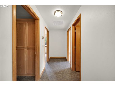 Tiny photo for 589 Mary Neal Ln, Creswell, OR 97426 (MLS # 261416434)